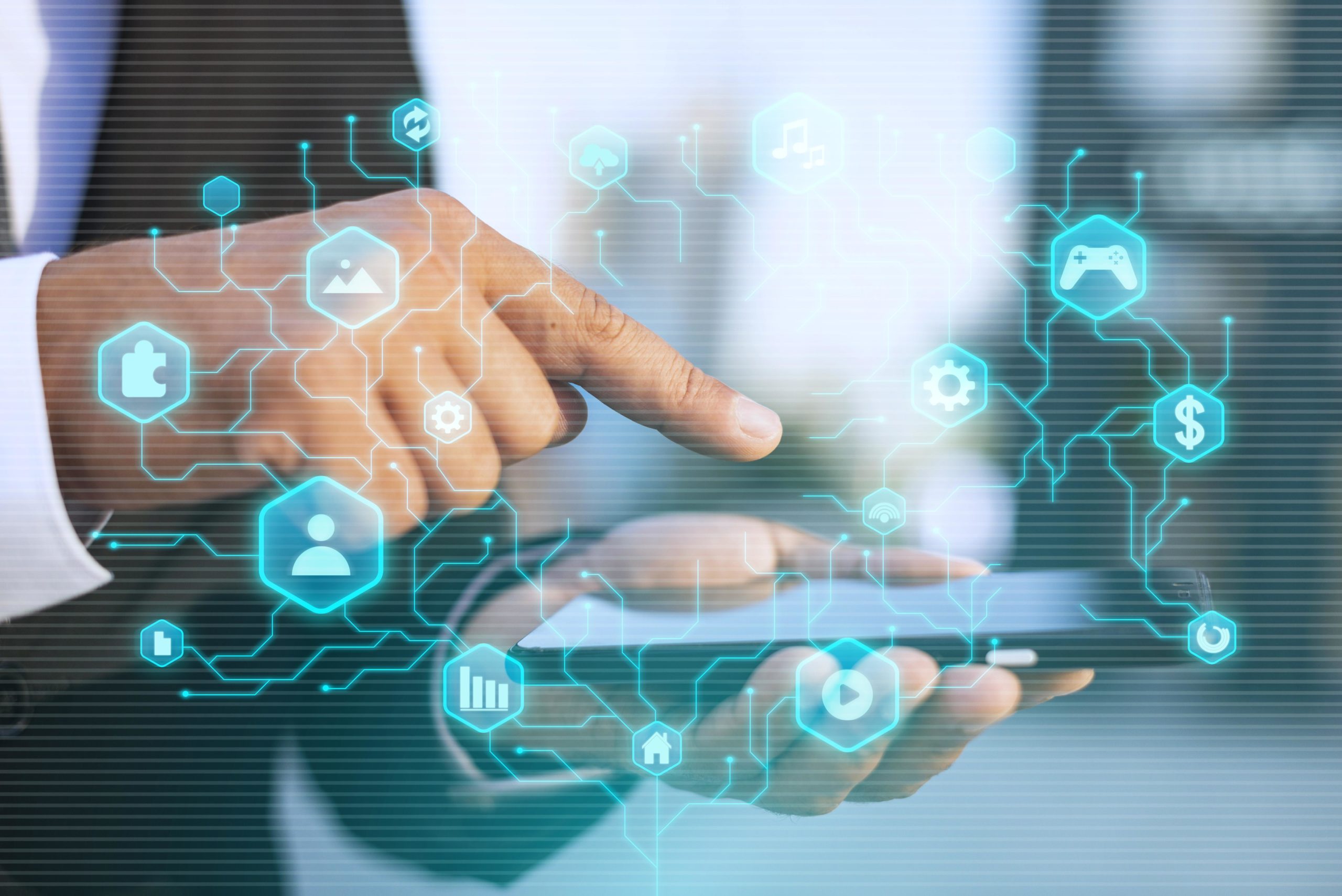 feche-mao-segurando-o-smartphone